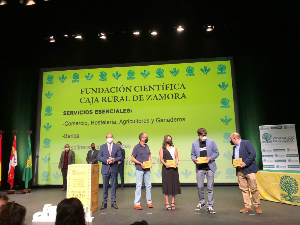 Ruperto Prieto Corpas, presidente de AZECO, recibe de la Fundacion científica Caja Rural recibe el premio al sector comercio por la importante labor realizada durante el tiempo de pandemia Covid 19